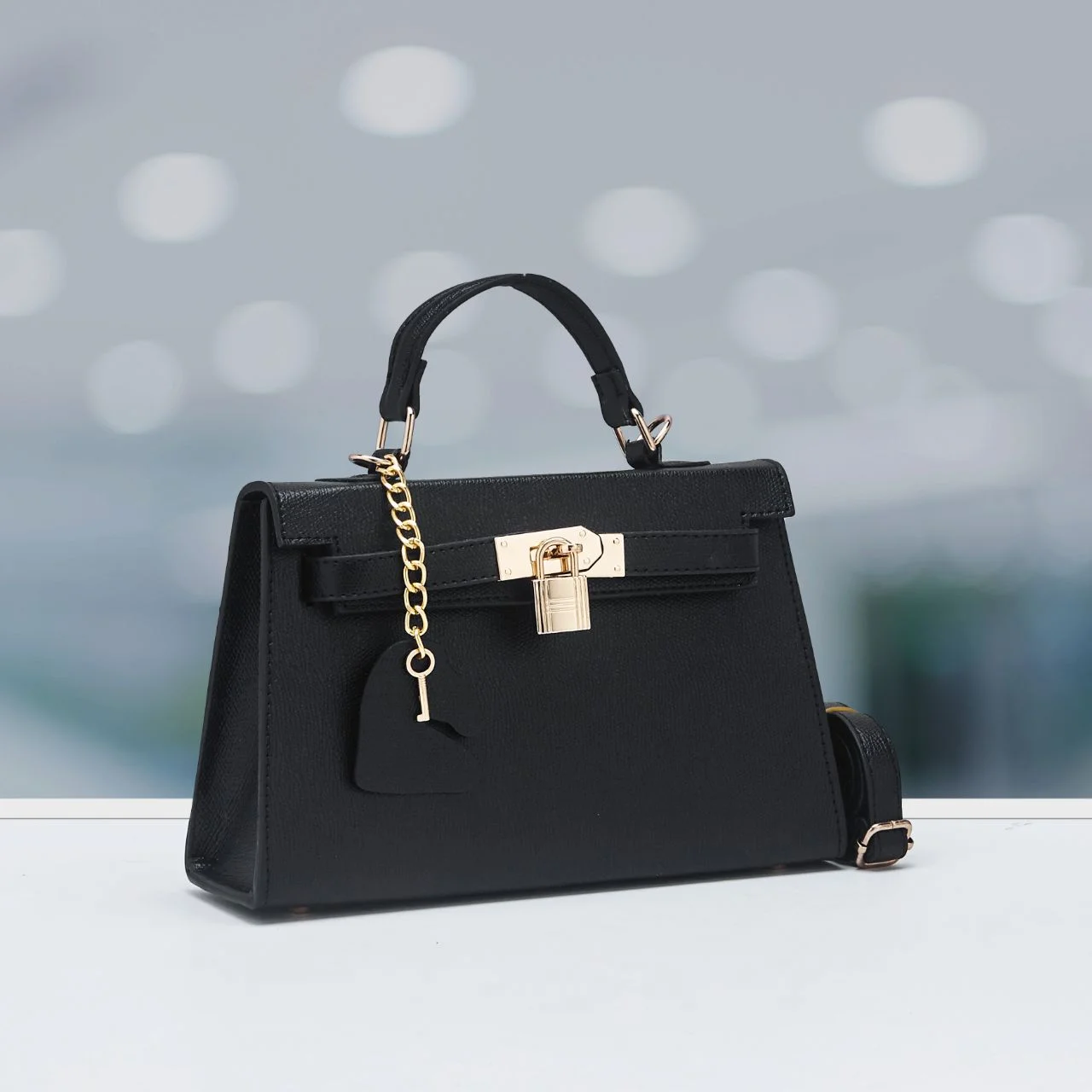 حقيبة يد نسائية كلاسيكية