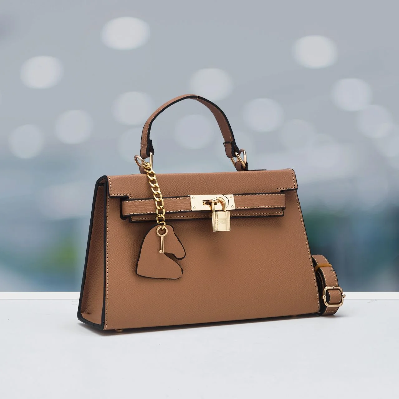 حقيبة يد نسائية كلاسيكية بتصميم فاخر وقفل ذهبي - Image 4