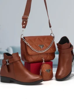 باك شتوي أنيق: بوت كاحل جلد نسائي وحقيبة كتف مبطنة (3 قطع)