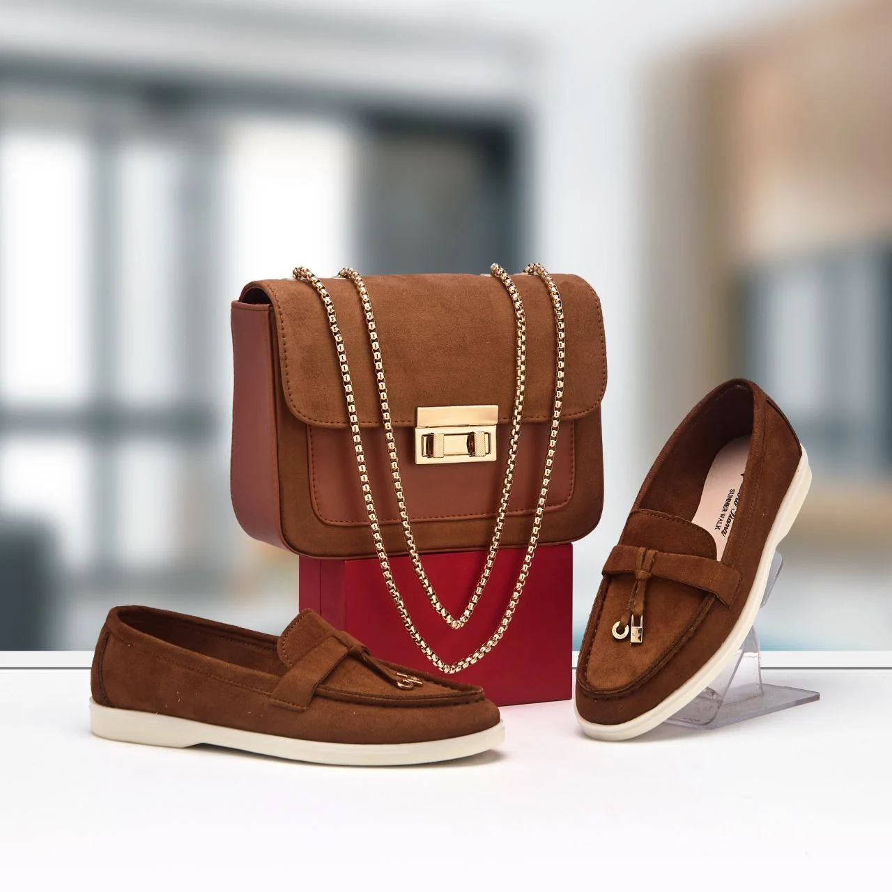 باك الأناقة الأوروبية: حذاء موكاسين نسائي شمواه وحقيبة بسلسلة (5 ألوان) - Image 2