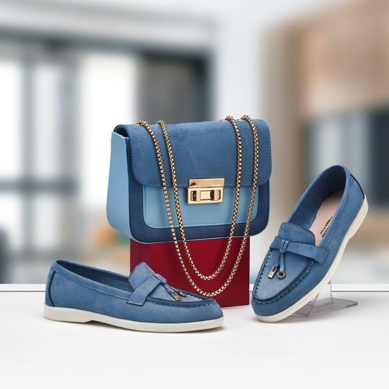 باك الأناقة الأوروبية: حذاء موكاسين نسائي شمواه وحقيبة بسلسلة (5 ألوان) - Image 3