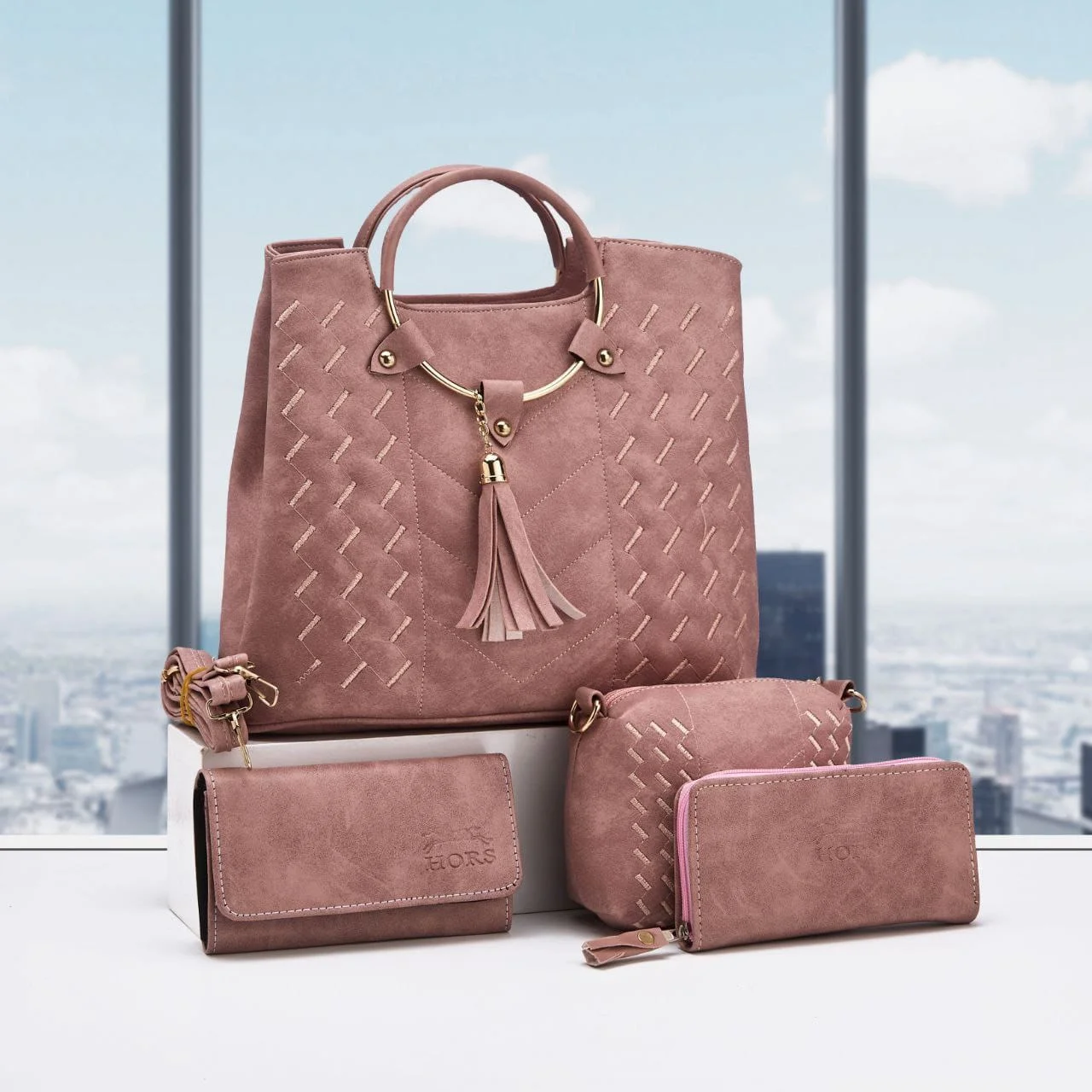 مجموعة حقائب نسائية: حقيبة يد كبيرة و 3 قطع إضافية (4 في 1) - Image 2