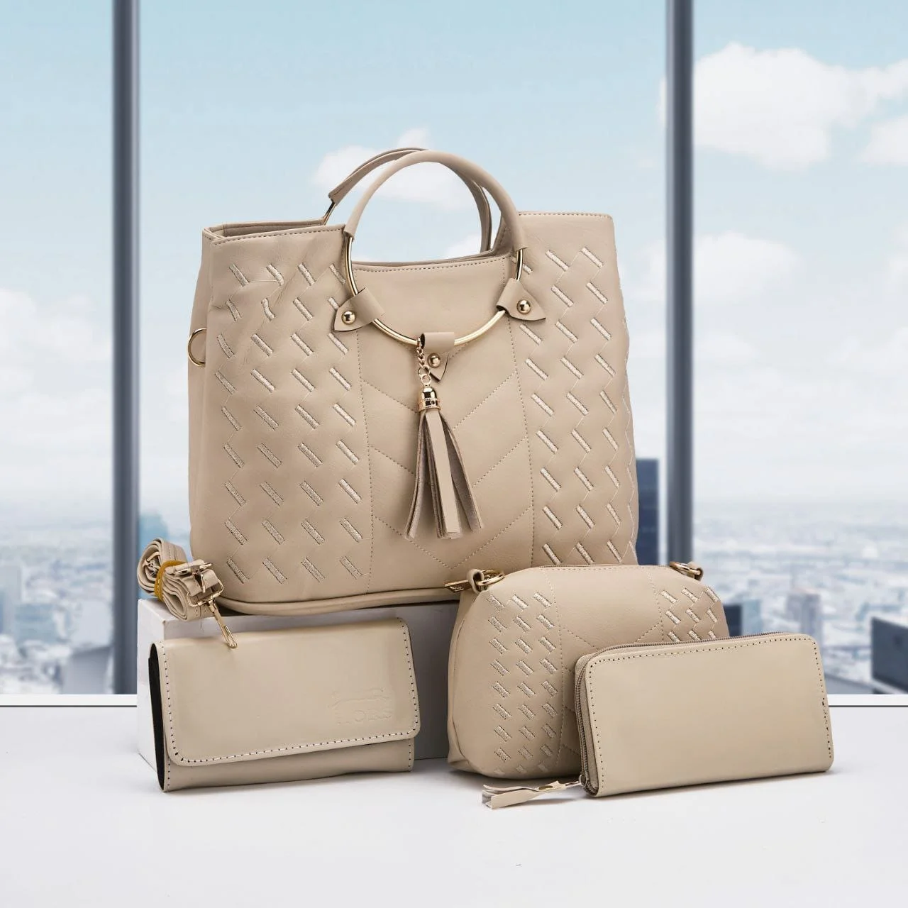 مجموعة حقائب نسائية: حقيبة يد كبيرة و 3 قطع إضافية (4 في 1) - Image 3