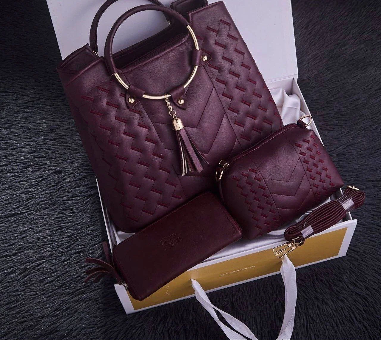 مجموعة حقائب نسائية: حقيبة يد كبيرة و 3 قطع إضافية (4 في 1) - Image 2