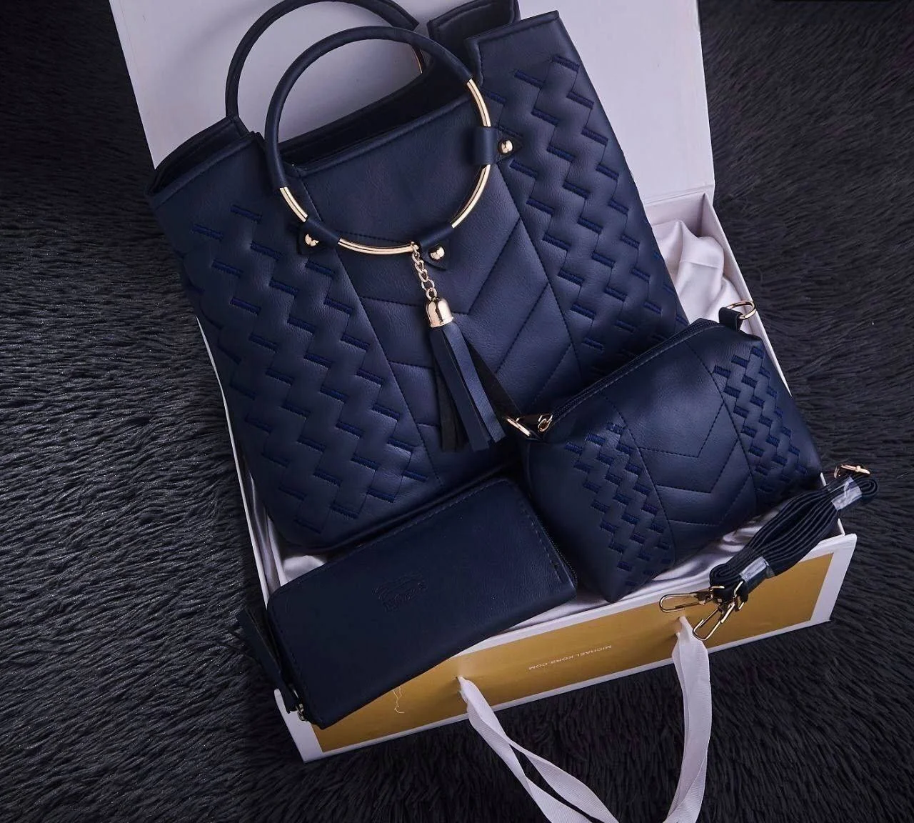 مجموعة حقائب نسائية: حقيبة يد كبيرة و 3 قطع إضافية (4 في 1) - Image 3