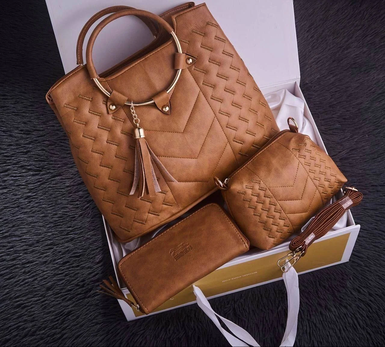 مجموعة حقائب نسائية: حقيبة يد كبيرة و 3 قطع إضافية (4 في 1) - Image 4