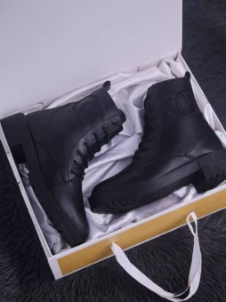 بوط جلد نسائي برباط