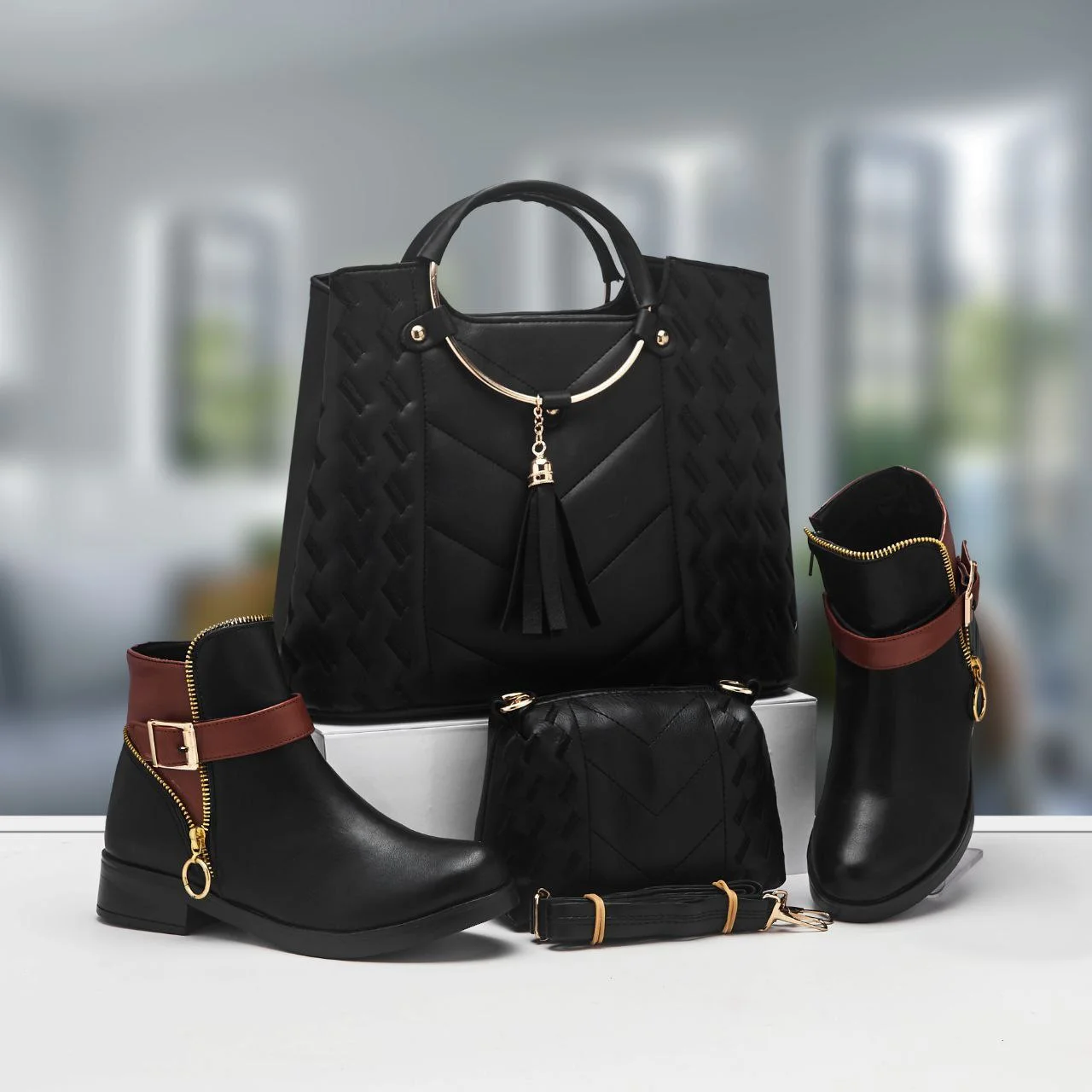 موضة حقائب وأحذية شتاء: حقيبة مطروزة وبوت متناسق - Image 2