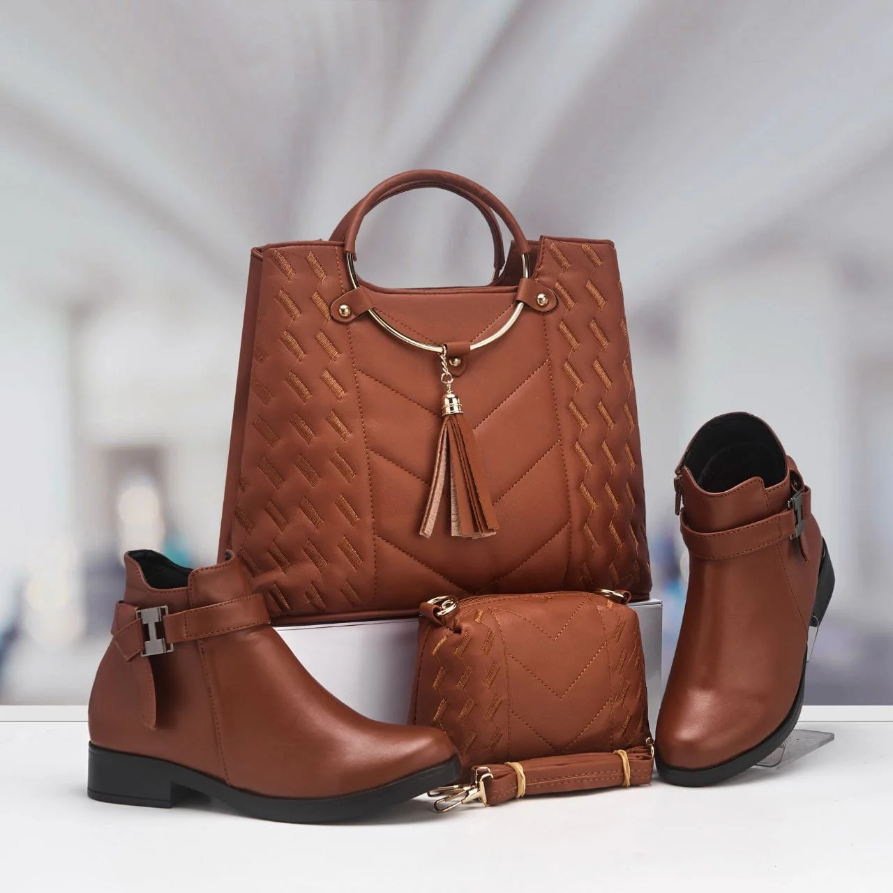 طقم الأناقة حقيبة مطروزة وبوت شتوي (3 قطع) - Image 3