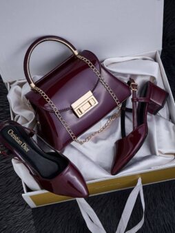 Ensemble Talon carré grena Ensemble Talon Carré طقم حذاء وحقيبة نسائية أنيقة